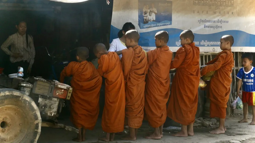 Monjes pidiendo en las calles de Phnom Penh