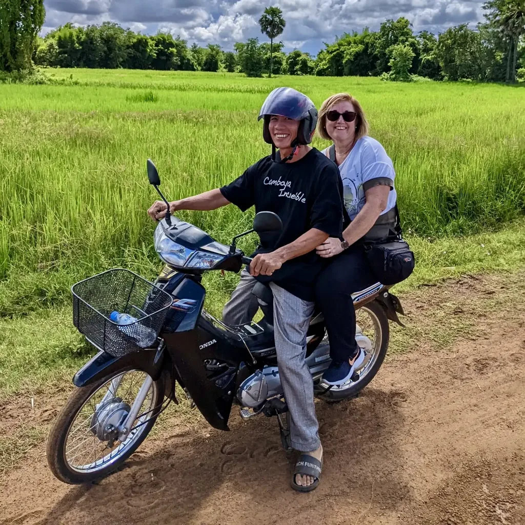 Adela en Moto por Camboya