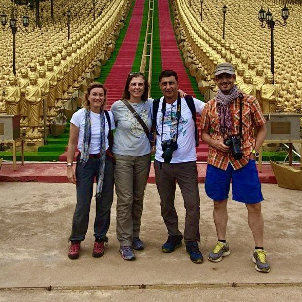 Eva maria en un templo Camboyanos