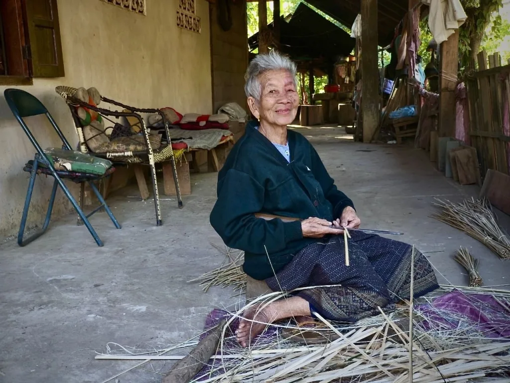 Mujer en aldea remota