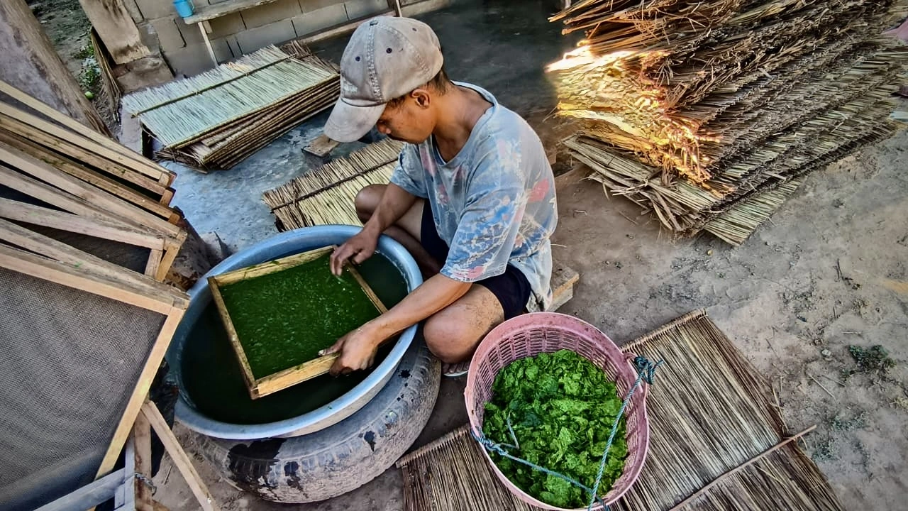 Aldeano en Laos fabricando papel