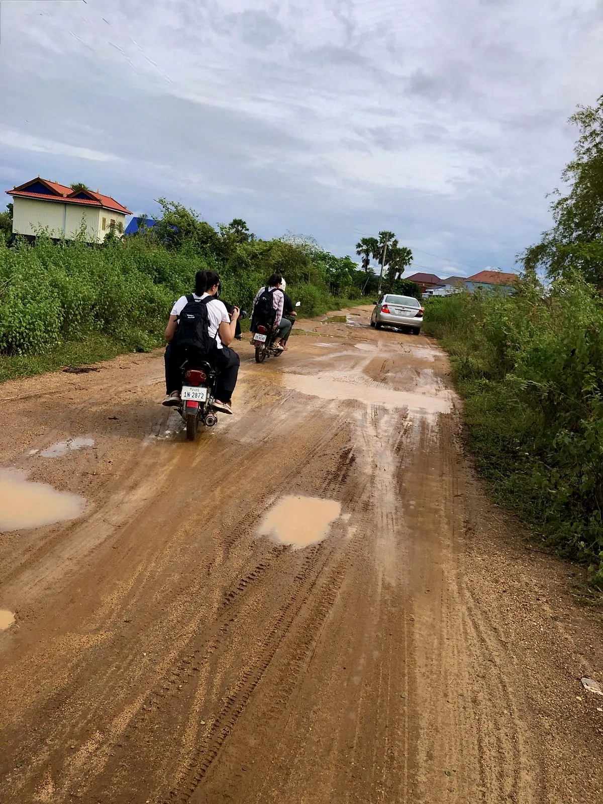 En moto por el campo en nuestro viaje a Camboya
