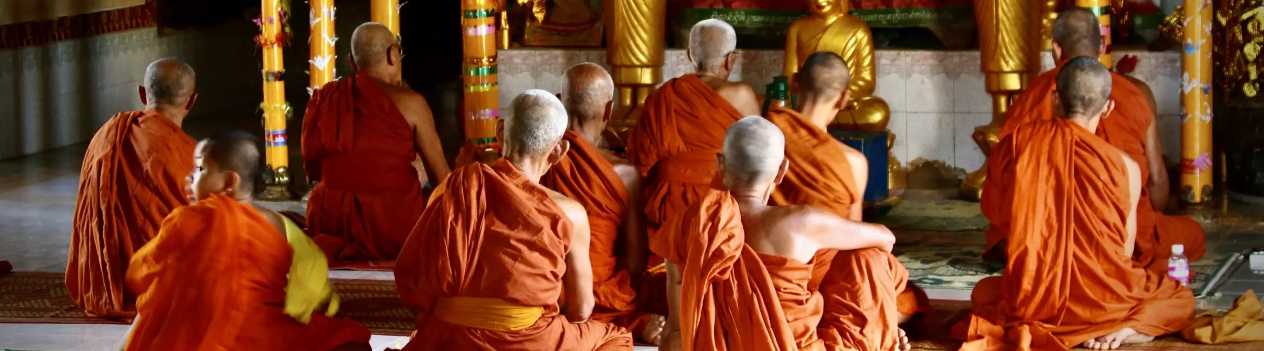 Monjes rezando en Camboya