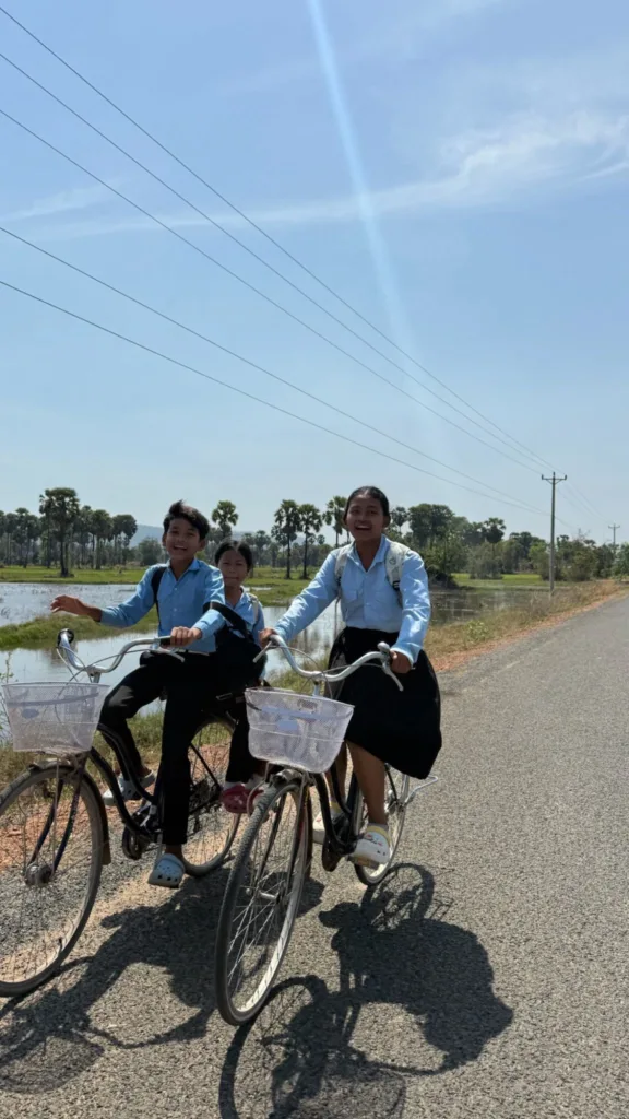 Niñas en bicicleta en un viaje a Camboya diferente