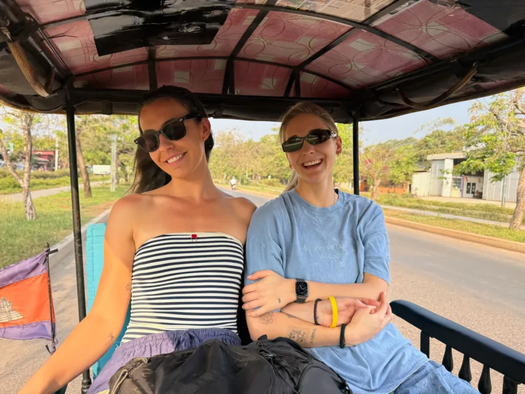 Macarena y Lola, un viaje a Camboya desde el cariño