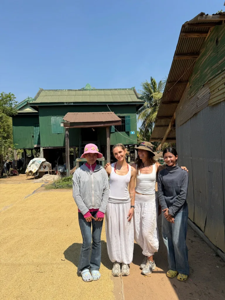 En Camboya con la población local, siempre la llevaremos en el corazón