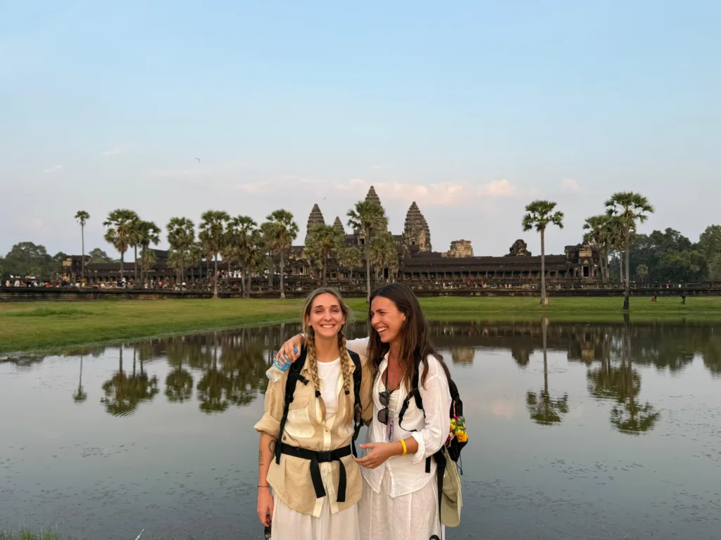 Con Angkor al fondo. No puede faltar en un viaje a CAmboya