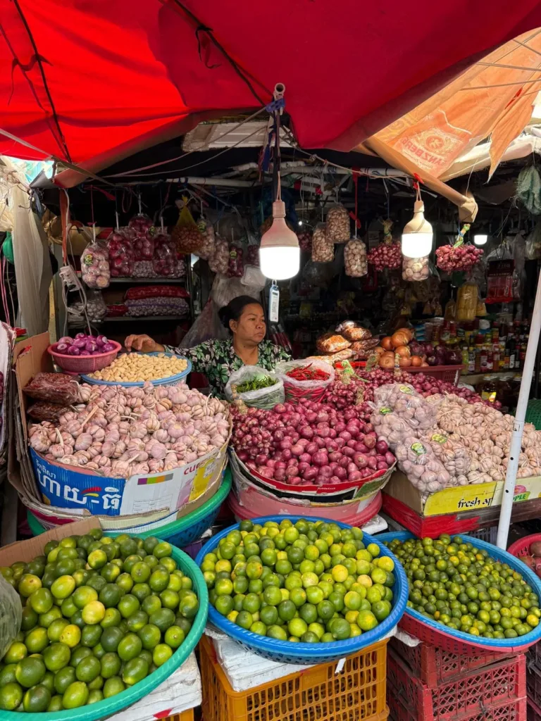Tienda de alimentos en un mercado en Camboya