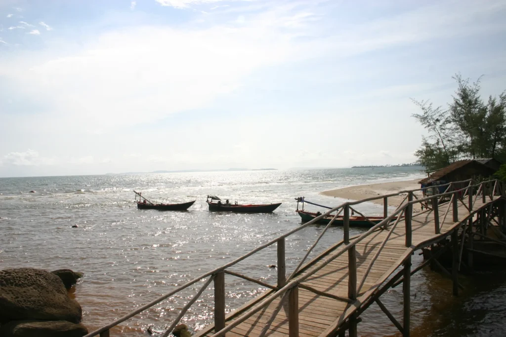 Es seguro viajar a Camboya en 2026. Un puente en la playa
